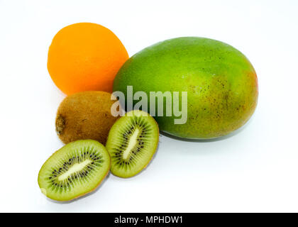 Mango, Kiwi und Orangen auf weißem Hintergrund, zwei Orangen und Kiwi Scheiben Stockfoto