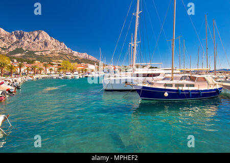 Idyllisches Segeln Küste von Baska Voda, Stadt in Makarska Riviera, Dalmatien, Kroatien Stockfoto