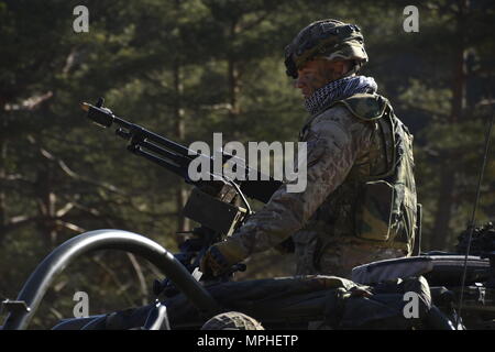 Eine britische Soldaten zu US 4 Squadron angebracht, 2.Kavallerie Regiments, Berg ihre schakal Kämpfen Fahrzeug oder Mobilität Weapon-Mounted Installation Kit - MWMIK, während am frühen Morgen einen Konvoi am Joint Multinational Readiness Center in Hohenfels, Deutschland, 12. März 2017. Usa und Großbritannien Truppen nahmen an einer Validierung Übung leader Kenntnisse zu testen, Kommunikation Interoperabilität und die Koordinierung mit benachbarten Anlagen. (Foto: Sgt. Devon Bistarkey, Maryland US Army National Guard/Freigegeben) Stockfoto