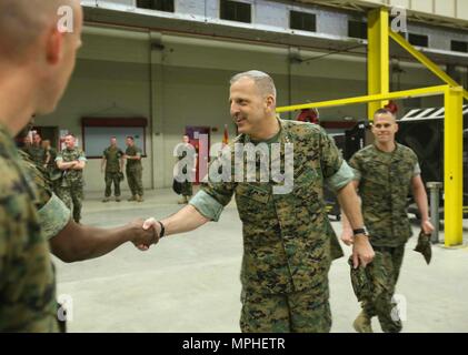 Lieutenant General Michael Dana grüßt Marines vom 2. Marine Logistics Group, bei einem Besuch in Camp Lejeune, N.C., 13. März 2017. Der Schwerpunkt des Besuchs war der offene Dialog und die Diskussion mit den Marines über, wie sie die Anlagen und Logistik Team besser die ‎War Kämpfer unterstützen kann. Dana ist der stellvertretende Kommandant von Montage und Logistik. (U.S. Marine Corps Foto von Cpl. Ashley Lawson) Stockfoto