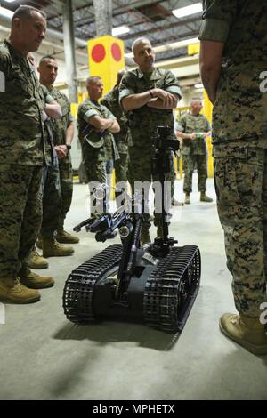 Lieutenant General Michael Dana Uhren eine Demonstration einer Beseitigung von Explosivstoffen Roboter bei einem Besuch in Camp Lejeune, N.C., 13. März 2017. Der Roboter kann aus sicherer Entfernung bedient werden, eine starke Erhöhung der Zahl von Menschen das Leben gerettet. Dana ist der stellvertretende Kommandant von Montage und Logistik. (U.S. Marine Corps Foto von Cpl. Ashley Lawson) Stockfoto