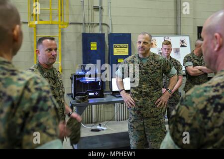 Lieutenant General Michael Dana Uhren eine Demonstration von 3D Drucker Bekämpfung der Logistik Regiment 25 bei einem Besuch in Camp Lejeune, N.C., 13. März 2017. Die 3D-Drucker ist in der Lage, Kopien von Ausrüstung, die Mission critical. Dana ist der stellvertretende Kommandant von Montage und Logistik. (U.S. Marine Corps Foto von Cpl. Ashley Lawson) Stockfoto