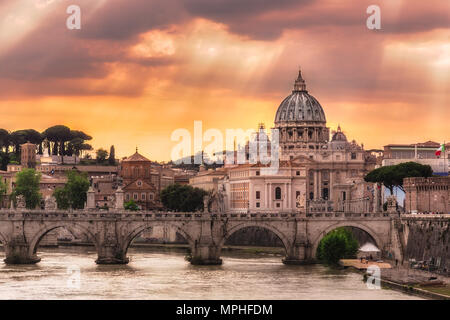In der Stadt Rom fast zu mir selbst ist unglaublich. Der Regen nur leicht Getröpfelt, aber das Leben zog sich in die Gassen der Stadt, so dass myse Stockfoto