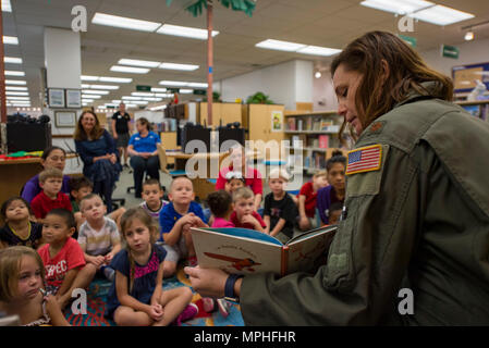 170315-N-YW 024-069 Pearl Harbor (15. März 2017) Maj Cherie Clark, ein Pilotprojekt zu Joint Base Pearl Harbor-Hickam (JBPHH), lautet: "Ich bin der Emilia Earhart' JBPHH Kindheit Development Center (CDC) Vorschüler während einer "Story Zeit mit der CDC' an JBPHH Bibliothek. Die "Story-Time" Ereignis gefeiert National Women's History Month und empfohlene weiblichen Service Mitglieder lesen Kinder über wichtige Persönlichkeiten in der Geschichte der Frauen. (U.S. Marine Foto von Mass Communication Specialist 2. Klasse Katarzyna Kobiljak/Freigegeben) Stockfoto