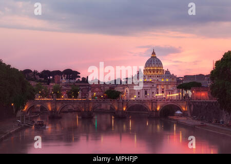In der Stadt Rom fast zu mir selbst ist unglaublich. Der Regen nur leicht Getröpfelt, aber das Leben zog sich in die Gassen der Stadt, so dass myse Stockfoto