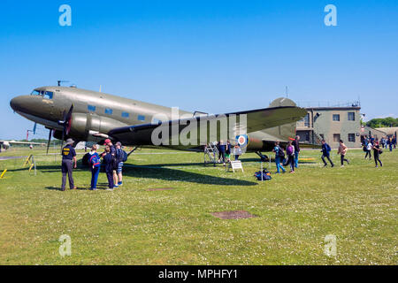 Gruppe von schuljungen Anzeigen einer C47 Douglas Dakota IV transport Frachtmaschine auf Anzeige an der Yorkshire Air Museum, Elvington York GROSSBRITANNIEN Stockfoto