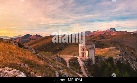 Rocca Calascio ist ein relativ unbekanntes Ziel der meisten Touristen. Es ist nicht so in die Nähe einer der größten Städte, etwa zwei Stunden östlich von Rom. Stockfoto