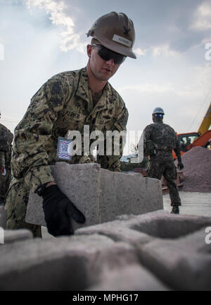 Baumeister 2. Klasse Nicholas Kerver, Naval Mobile Bau-Bataillon 5 zugewiesen stellt einen Block während der Wiederherstellung einer beschädigten Kaimauer an der Republik von Korea (ROK) Marine Bildung und Training Command in Jinhae, ROK, 14. März 2017, als Teil der Übung Fohlen Eagle 2017. Fohlen Adler ist eine jährliche, bilaterale Trainingsübung entwickelt, um die Bereitschaft der USA und ROK Kräfte und ihre Fähigkeit zur Zusammenarbeit im Krisenfall zu verbessern. (US-Marine zu bekämpfen Kamera Foto von Mass Communication Specialist 1. Klasse Torrey W. Lee) Stockfoto