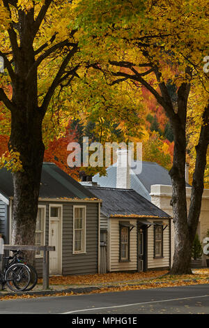 Herbst Farbe und historischen Cottages, Arrowtown, in der Nähe von Queenstown, Otago, Südinsel, Neuseeland Stockfoto