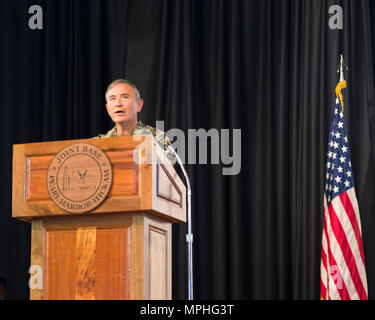 170315 - N - auf 468-081 Pearl Harbor (15. März 2017) Adm. Harry B. Harris, Jr., Commander, US Pacific Command, spricht mit dem Publikum während der Geschichte Monat Einhaltung Zeremonie eine Nationale in Pearl Harbor, März 15. National Women's History Month, 1981 gegründet, zeichnet wegweisende Frauen in zivile und militärische Berufe, die dazu beigetragen haben, den Weg für künftige Generationen von Frauen ihre Gemeinschaft und ihrem Land zu dienen. (U.S. Marine Foto von Mass Communication Specialist 2. Klasse Jeff Troutman/Freigegeben) Stockfoto