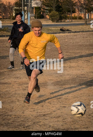 Baumeister 2. Klasse Nicholas Kerver, Naval Mobile Bau-Bataillon 5 zugewiesen spielt Fußball mit Republik von Korea (ROK) Bau Bataillon Segler im ROK Marine Bildung und Training Command in Jinhae, ROK, 15. März 2017, als Teil der Übung Fohlen Eagle 2017. Fohlen Adler ist eine jährliche, bilaterale Trainingsübung entwickelt, um die Bereitschaft der USA und ROK Kräfte und ihre Fähigkeit zur Zusammenarbeit im Krisenfall zu verbessern. (US-Marine zu bekämpfen Kamera Foto von Mass Communication Specialist 1. Klasse Torrey W. Lee) Stockfoto