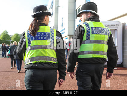 South Wales Polizei Polizisten sind im Einsatz bei einem Fußballspiel in Swansea, Wales Stockfoto