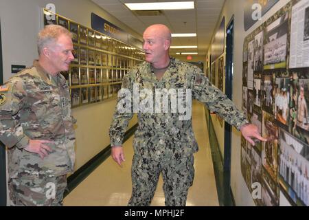 STENNIS SPACE CENTER, Fräulein--Gen. Raymond 'Tony' Thomas, Kommandierender General des US Special Operations Command, erhält eine Tour von Naval kleine Handwerks- Anweisung und Technische Ausbildung Einrichtungen der Schule an der John C Stennis Space Center in Mississippi, von Chief Warrant Officer 4 Craig Griffin, NAVSCIATTS' Training Officer. Thomas' Tour der drei Naval Special Warfare Befehle auf Stennis entfernt Markierungen an seinen ersten Besuch in der Gegend während seiner Befehl an Ussocom. Die drei Befehle gehören NAVSCIATTS, speziellen Boot Team 22 und Ausbildung Ablösung Stennis. NAVSCIATTS ist eine Sicherheit Coo Stockfoto