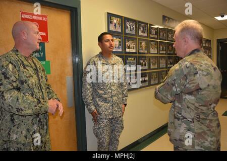 STENNIS SPACE CENTER, Fräulein--Gen. Raymond 'Tony' Thomas, Kommandierender General des US Special Operations Command, spricht mit Naval kleine Handwerks- Anweisung und Technische Ausbildung Schule Partner Nation Ausbilder lt Jorge Garcia, Kolumbiens, an NAVSCIATTS Einrichtungen auf dem John C Stennis Space Center in Mississippi. Thomas' Tour der drei Naval Special Warfare Befehle auf Stennis entfernt Markierungen an seinen ersten Besuch in der Gegend während seiner Befehl an Ussocom. Die drei Befehle gehören NAVSCIATTS, speziellen Boot Team 22 und Ausbildung Ablösung Stennis. NAVSCIATTS PNI-Programm besteht aus j Stockfoto