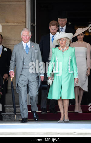 22. Mai 2018 London UK Großbritannien Prinz Charles und Camilla, Herzogin von Cornwall mit Prinz Harry und Meghan, die Herzogin von Sussex bei einer Gartenparty am Buckingham Palace in London, die Sie als Ihre erste royal Engagement nach verheiratet zu sein. Die Veranstaltung ist Teil der Feierlichkeiten zum 70. Geburtstag des Prinzen von Wales zu markieren.