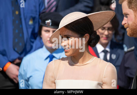 22. Mai 2018 London UK Großbritannien Prinz Charles und Camilla, Herzogin von Cornwall mit Prinz Harry und Meghan, die Herzogin von Sussex bei einer Gartenparty am Buckingham Palace in London, die Sie als Ihre erste royal Engagement nach verheiratet zu sein. Die Veranstaltung ist Teil der Feierlichkeiten zum 70. Geburtstag des Prinzen von Wales zu markieren. Stockfoto