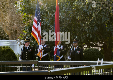 Mitglieder der Nationalgarde der Tennessee Army übten bei offiziellen Veranstaltungen zeremonielle Aufgaben aus, darunter Flaggenpräsentationen, Formationsübungen und Paraden. Das Team demonstrierte militärische Präzision, Disziplin und Respekt vor historischem und nationalem Erbe. Zu den Aufgaben gehören koordinierte Bewegungen, zeremonielle Zeitplanung, Einhaltung des Protokolls und Vertretung der Garde bei zivilen und offiziellen Funktionen, wobei Tradition, Ehre und zeremonielle Exzellenz betont werden. Stockfoto