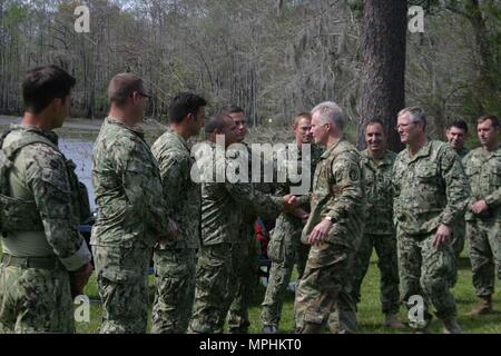 STENNIS SPACE CENTER, Fräulein--Gen. Raymond 'Tony' Thomas, Kommandierender General des US Special Operations Command, und lesen Sie die Adm. Timothy Szymanski, Kommandeur der Naval Special Warfare Command, bereiten sich in einer simulierten heiße Extraktion von Naval Special Warfare Special der Gruppe 4 Boot Team 22, die auf der John C Stennis Space Center in Mississippi entfernt zu beteiligen. Thomas' Besuch der drei Stennis NSW Befehle markiert seine erste Tour als Kommandant der Ussocom. Die Stennis NSW Befehle gehören SBT22, der Naval kleine Handwerks- Anweisung und Technische Ausbildung Schule und Ausbildung Ablösung Stockfoto