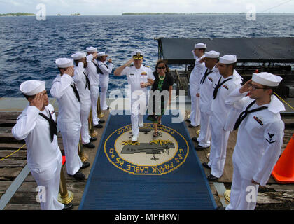 MAJURO, Republik der Marshall Inseln - Cmdr. Tony Pecoraro, Executive Officer des u-boot Tender USS Frank Kabel (wie 40), Escorts Präsident Karl Heine der Republik der Marshall Inseln an Bord Frank Kabel für ein Schiff Tour, am 15. März. Frank Kabel, auf dem Weg nach Portland, Erz für ihre trockendock Phase Wartung Verfügbarkeit, führt die Wartung und unterstützt u-Boote und Überwasserschiffe eingesetzt die Indo-Asia-Pazifik-Region. (U.S. Marine Foto von Mass Communication Specialist 3. Klasse Alana Langdon/Freigegeben) Stockfoto