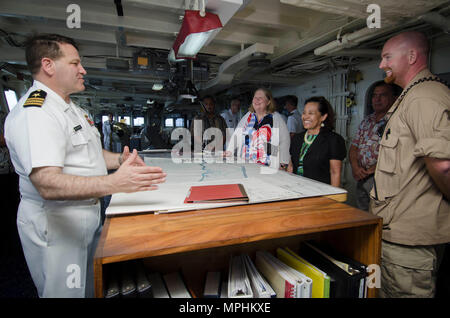 MAJURO, Republik der Marshall Inseln - Cmdr. Tony Pecoraro, Executive Officer zum u-boot Tender USS Frank Kabel zugewiesen (40), erklärt Innenleben der Pilot House während einer Schiffstour an Bord Frank Kabel, mit dem Präsidenten der Republik der Marshall Inseln Karl Heine und US-Botschafter der Republik der Marshall Inseln Karen B. Stewert, März 15. Frank Kabel, auf dem Weg nach Portland, Erz für ihre trockendock Phase Wartung Verfügbarkeit, führt die Wartung und unterstützt u-Boote und Überwasserschiffe eingesetzt die Indo-Asia-Pazifik-Region. (U.S. Marine Foto b Stockfoto