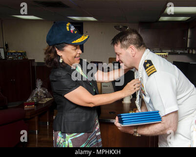 MAJURO, Republik der Marshall Inseln - der Präsident der Republik Der Marshall Inseln Karl Heine legt einen Marshallese Halskette auf Cmdr. Tony Pecoraro, Executive Officer des u-boot Tender USS Frank Kabel (wie 40), als ein Geschenk der guten Willen nach einer Tour an Bord Frank Kabel, März 15. Frank Kabel, auf dem Weg nach Portland, Erz für ihre trockendock Phase Wartung Verfügbarkeit, führt die Wartung und unterstützt u-Boote und Überwasserschiffe eingesetzt die Indo-Asia-Pazifik-Region. (U.S. Marine Foto von Mass Communication Specialist 3. Klasse Alana Langdon/Freigegeben) Stockfoto