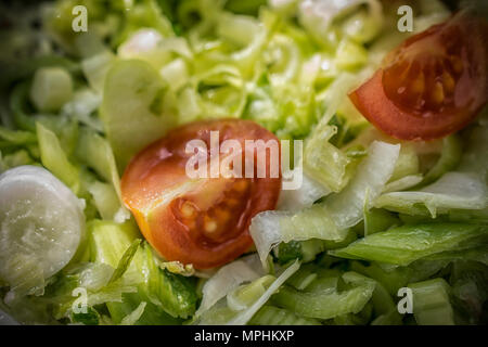 Frischer Salat mit Lauch und Tomaten Stockfoto