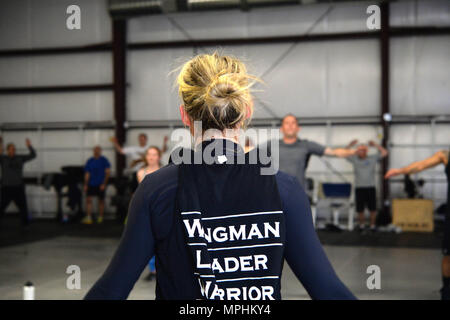 Flieger vom 432Nd Flügel und 799Th Air Base Group im Leben eines Kriegers fitness training 24.02.2017, teilnehmen, an Creech Air Force Base, Nev Mitglieder von Creech, die an dem Programm teilnehmen, erhalten die Möglichkeit, Ihre sozialen Interaktionen zu stärken und gleichzeitig auch die Stärkung ihrer Körper. (U.S. Air Force Foto/Airman 1st Class Kristan Campbell) Stockfoto