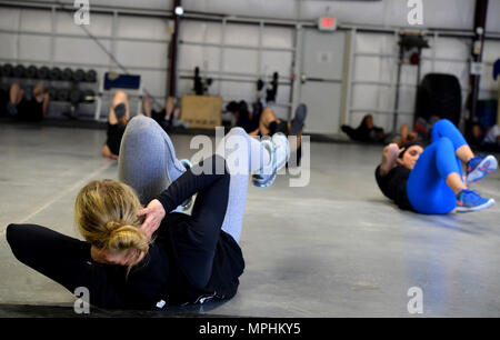 Flieger vom 432Nd Flügel und 799Th Air Base Group im Leben eines Kriegers fitness training 24.02.2017, teilnehmen, an Creech Air Force Base, Nev Mitglieder von Creech, die an dem Programm teilnehmen, erhalten die Möglichkeit, Ihre sozialen Interaktionen zu stärken und gleichzeitig auch die Stärkung ihrer Körper. (U.S. Air Force Foto/Airman 1st Class Kristan Campbell) Stockfoto
