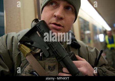 Air Force Staff Sgt. Nicholas Woolridge, ein streifenpolizist mit der 673 d Security Forces Squadron Uhren der Flur als seine Mitarbeiter Pins nach unten und hält die aktive shooter Spieler in der 773Rd Bauingenieur Squadron, März 13. Die Sicherheitskräfte Geschwader auf gemeinsamer Basis Elmendorf-Richardson führt regelmäßig keine - Bekanntmachung der Tests der aktiven shooter Mentalitäten Büros' um. (U.S. Air Force Foto von älteren Flieger Kyle Johnson) Stockfoto