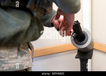 Air Force Staff Sgt. Nicholas Woolridge, ein streifenpolizist mit der 673 d Security Forces Squadron löscht seine Waffe in der 773Rd Bauingenieur Squadron, vor Beginn einer aktiven shooter Inhaftierung übung, März 13. Die Sicherheitskräfte Geschwader auf gemeinsamer Basis Elmendorf-Richardson führt regelmäßig keine - Bekanntmachung der Tests der aktiven shooter Mentalitäten Büros' um. (U.S. Air Force Foto von älteren Flieger Kyle Johnson) Stockfoto