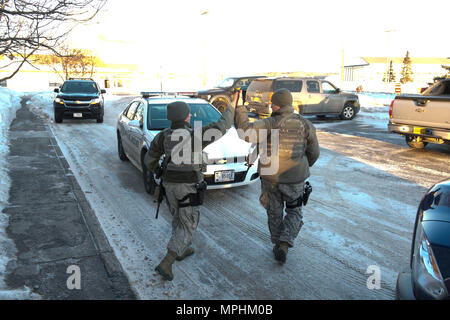 Luftwaffe Personal Sgts Brittney Howard und Nicholas Woolridge, 673 d Sicherheitskräfte Streifenpolizisten, einander ein hohes - fünf nach dem erfolgreichen Inhaftierung eine aktive shooter Spieler in der 773Rd Bauingenieur Squadron, März 13. Die Sicherheitskräfte Geschwader auf gemeinsamer Basis Elmendorf-Richardson führt regelmäßig keine - Bekanntmachung der Tests der aktiven shooter Mentalitäten Büros' um. (U.S. Air Force Foto von älteren Flieger Kyle Johnson) Stockfoto
