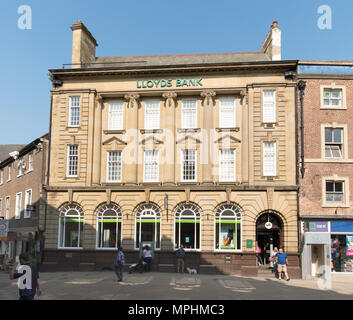 Menschen zu Fuß vorbei an der Lloyds Bank Gebäude in Durham Marktplatz, Co Durham, England, Großbritannien Stockfoto