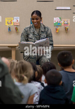 170315-N-YW024-015 PEARL HARBOR (15. März 2017) Staff Sgt Deshyra Maxwell, zugewiesen, gemeinsame Basis Pearl Harbor-Hickam (JBPHH), liest "Rosie Revere Engineer" JBPHH Kindheit Development Center (CDC) Kinder im Vorschulalter während einer "Geschichte Zeit mit der CDC" an JBPHH Bibliothek. Die "Märchenstunde" Veranstaltung feierte National Women es History Month und vorgestellten weiblichen Soldat innen lesen den Kindern über die wichtigsten Fakten für die Geschichte der Frauen. (Foto: U.S. Navy Mass Communication Specialist 2. Klasse Katarzyna Kobiljak/freigegeben) Stockfoto