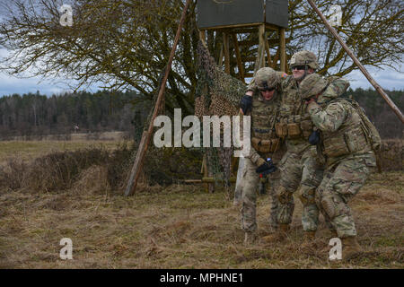 Us-Soldaten, auf die 1. Staffel zugeordnet, 2.Kavallerie Regiments, trägt einen simulierten Unfall, wie Sie verschiedene Arten von medizinischen Evakuierungen durchzuführen, bei der 7th Army Training Befehl Grafenwöhr Training Area, Deutschland, 28.02.2017. Die Soldaten durchgeführt MEDEVAC Training mit US-Soldaten, 12 Combat Aviation Brigade zugewiesen werden, wird die Fähigkeit, mit Flug Mediziner zu Team Patienten zum sicheren Transport von einem Hubschrauber zu entwickeln. (U.S. Armee Foto von Sgt. Sara Stalvey) Stockfoto