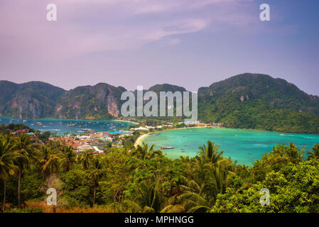 Tonsai Village und die Berge von Koh Phi Phi Island in Thailand Stockfoto