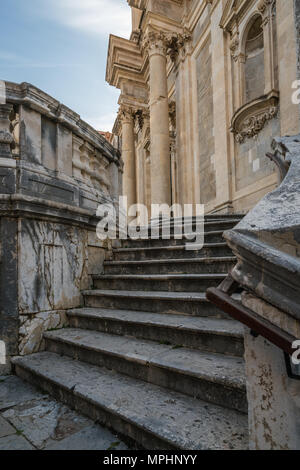 Treppe zum Eingang eines alten, historischen Gebäude in der Altstadt von Dubrovnik, Kroatien Stockfoto