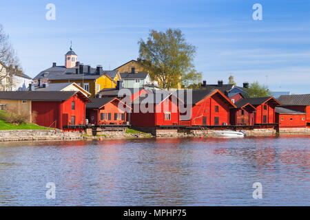 Stadt Porvoo, Finnland. Alte rote Holzhäuser in einer Reihe auf dem Fluss Küste Stockfoto