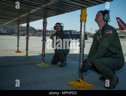 Staff Sgt. Jarryd Morgan, Links, und Staff Sgt. Matthäus Larson, zu der 22 Airlift Squadron zugeordnet, Unterstützung für Buchsen für eine C-5 M Super Galaxy in Vorbereitung die Ladung durch die Rampe die Türen des Flugzeugs am Osan Flughafen, Südkorea, 7. März 2017 entlasten. Während am Osan Flughafen ab, die Besatzungen entladen fast 70.000 Pfund von Fracht. (U.S. Air Force Foto: Staff Sgt. Nicole Leidholm) Stockfoto