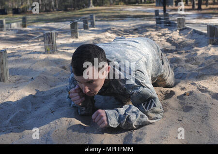 Hindernisparcours, Fort Stewart, Ga., 9. März 2017 - Georgien Army National Guard SPC. Richard Lebendige, 48th Infantry Brigade Combat Team, beendet die niedrigen kriechen Hindernis der Georgia National Guard besten Krieger Wettbewerb. Lebendige Wochen Training für diesen Wettbewerb. Stockfoto