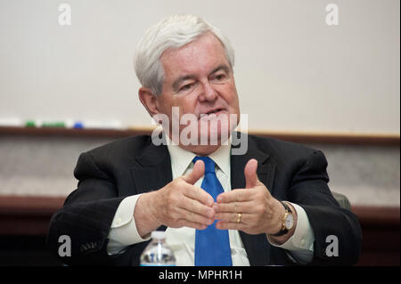 Maxwell AFB, Ala - Newt Gingrich, 50 Sprecher des US-Repräsentantenhauses, engagiert sich mit Studenten der Blue Horizons und Schule der Erweiterte Luft und Raum Studien, März 16, 2017. Sein Besuch war Teil der Luft Universität Aufwand Zwei-Wege-Kommunikation - mit Studenten über seine Erfahrungen in Washington, D.C. zu fördern, und Gingrich lernen über AU Forschung Themen wie Air Force Space Initiativen. (US Air Force Foto von Melanie Rodgers Cox/Freigegeben) Stockfoto