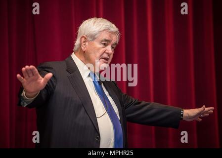 Maxwell AFB, AL-Der Herr Abgeordnete Newt Gingrich 50 Sprecher der US-Repräsentantenhaus führt eine Forschung Podiumsdiskussion am Air War College vom 16. März 2017. Das Gremium beriet Raum Forschung und Entwicklung zusammen mit anderen technologischen Entwicklungen. Lautsprecher Gingrichs Besuch in der Universität ist damit die bidirektionale Kommunikation für die Studenten und Dozenten aus seinen Erfahrungen in Washington D.C. zu lernen generieren und für ihn über die AU Forschung auf Air Force Space Initiativen zu erfahren. (USAF Foto von Donna L. Burnett/freigegeben) Stockfoto