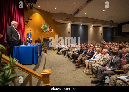 Maxwell AFB, AL-Der Herr Abgeordnete Newt Gingrich 50 Sprecher der US-Repräsentantenhaus führt eine Forschung Podiumsdiskussion am Air War College vom 16. März 2017. Das Gremium beriet Raum Forschung und Entwicklung zusammen mit anderen technologischen Entwicklungen. Lautsprecher Gingrichs Besuch in der Universität ist damit die bidirektionale Kommunikation für die Studenten und Dozenten aus seinen Erfahrungen in Washington D.C. zu lernen generieren und für ihn über die AU Forschung auf Air Force Space Initiativen zu erfahren. (USAF Foto von Donna L. Burnett/freigegeben) Stockfoto