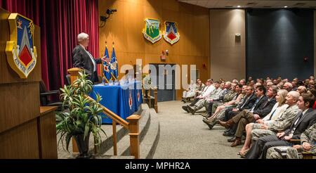 Maxwell AFB, AL-Der Herr Abgeordnete Newt Gingrich 50 Sprecher der US-Repräsentantenhaus führt eine Forschung Podiumsdiskussion am Air War College vom 16. März 2017. Das Gremium beriet Raum Forschung und Entwicklung zusammen mit anderen technologischen Entwicklungen. Lautsprecher Gingrichs Besuch in der Universität ist damit die bidirektionale Kommunikation für die Studenten und Dozenten aus seinen Erfahrungen in Washington D.C. zu lernen generieren und für ihn über die AU Forschung auf Air Force Space Initiativen zu erfahren. (USAF Foto von Donna L. Burnett/freigegeben) Stockfoto