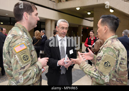 Brig. Gen. Mark Toy (Rechts), US-Armee Korps der Ingenieure großen Seen und Ohio River Division Commander, und Oberstleutnant Stephen Murphy, Nashville District Commander, sprechen mit Tom Denes, Senior Vice President von arcadis, ein Ingenieurbüro in Hannover, Md., während der ersten jährlichen Nashville Bezirk Small Business Opportunities Open House an der Tennessee State University in Nashville, Tennessee, 16. März 2017. (USACE Foto von Leon Roberts) Stockfoto