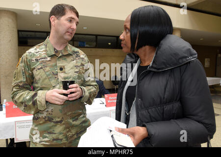 Oberstleutnant Stephen Murphy, US-Armee Korps der Ingenieure Nashville District Commander, interagiert mit Kay Matthews, Beschaffung Zentrum Vertreter mit der Tennessee District Office für die U.S. Small Business Administration Office der öffentlichen Auftraggeber, der sagte, daß sie nie hat eine Veranstaltung wie diese, die den Zugang zu den Geschäften für eine föderale Agentur gesehen. Über 120 Führungskräfte konnten während der ersten jährlichen Nashville Bezirk Small Business Opportunities Open House an der Tennessee State University in Nashville, Tennessee, 16. März 2017. (USACE Foto von Leon Roberts) Stockfoto