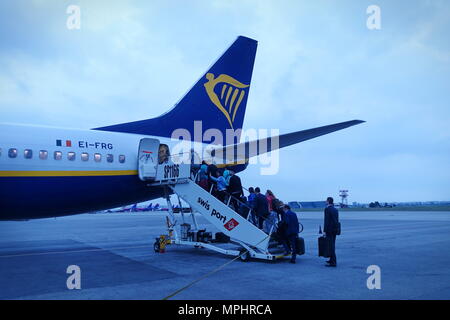 Sofia, Bulgarien - 22. Mai 2018: die Fluggäste von Ryanair low cost Stockfoto