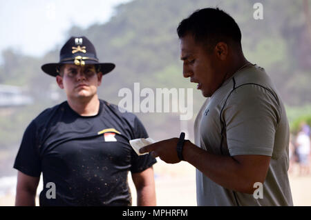 Spc. Daniel Juarez, eine Bekämpfung der Medic zu Comanche Truppe, 3 Squadron, 4th Cavalry Regiment, 3. Brigade Combat Team, 25 Infanterie Division, liest ein Gedicht während der Fahrt board Stichleitung mit Waimea Bay Beach Park, Hawaii, am 9. März 2017. Juarez war einer von mehr als 80 Soldaten aus dem geschwader nahmen an der 48-Stunden-lange Spur fahren. (U.S. Armee Foto: Staff Sgt. Armando R. Limon, 3. Brigade Combat Team, 25 Infanterie Division). Stockfoto