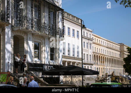 Leute, die vor einem Regency Gebäude an der Promenade Cheltenham. Cheltenham Borough Council Büros in den Hintergrund. Stockfoto