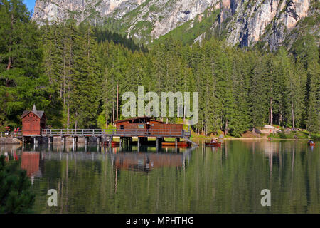 Pragser See in den Dolomiten, Seekofel im Hintergrund, Südtirol, Italien Stockfoto