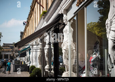 Karyatiden, Geschäfte, und Fußgänger/Käufer von Montpellier entfernt, Cheltenham Gloucestershire Stockfoto